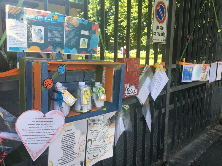 Appesi a un filo: i disegni dei bambini davanti a scuole e nidi chiusi | Giunti Scuola Appesi a un filo: i disegni dei bambini davanti a scuole e nidi chiusi | Giunti Scuola