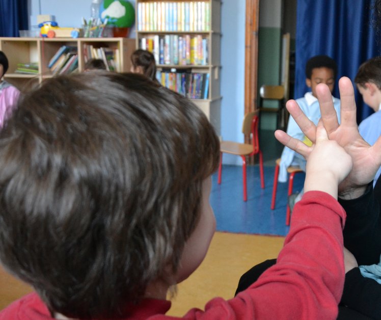 Ascoltare con gli occhi, parlare con le dita | Giunti Scuola Ascoltare con gli occhi, parlare con le dita | Giunti Scuola