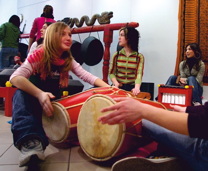 Ascoltare popoli e culture del mondo | Giunti Scuola Ascoltare popoli e culture del mondo | Giunti Scuola