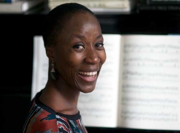 "Attento, fratello": la cantante maliana Traoré ai migranti | Giunti Scuola "Attento, fratello": la cantante maliana Traoré ai migranti | Giunti Scuola