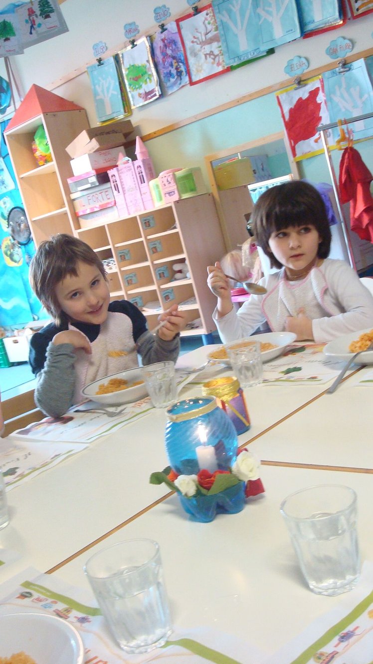 Brescia, mensa obbligatoria all'asilo. E i genitori vegani ritirano la figlia: non fa per noi | Giunti Scuola Brescia, mensa obbligatoria all'asilo. E i genitori vegani ritirano la figlia: non fa per noi | Giunti Scuola