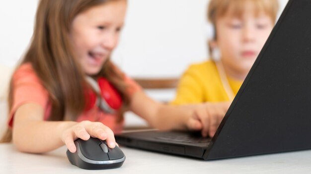 Computer e bambini: una questione complessa | Giunti Scuola Computer e bambini: una questione complessa | Giunti Scuola