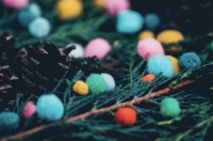 Decoriamo l'albero con i pompon | Giunti Scuola