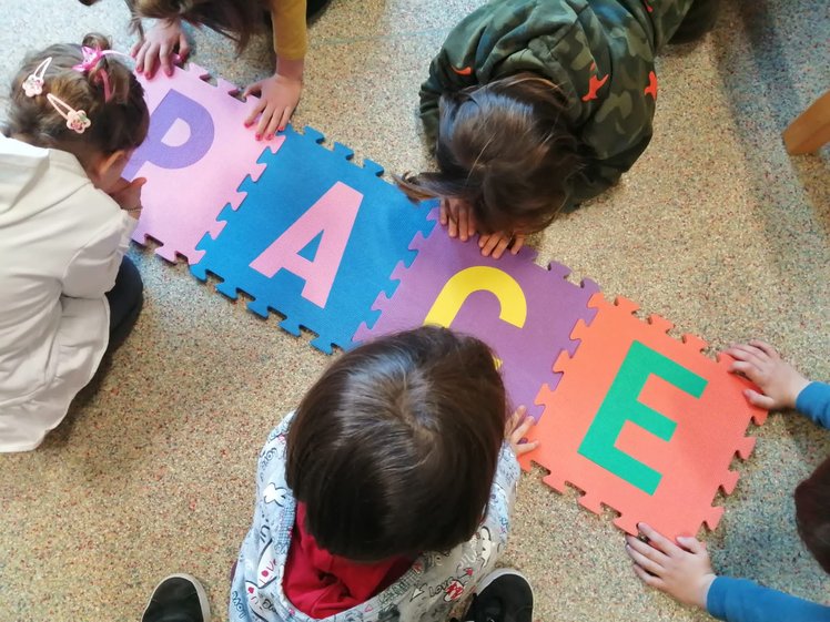 Tempo lento, patti di comunità e integrazione scolastica, le strategie per l’accoglienza dei bambini ucraini secondo il Ministero | Giunti Scuola