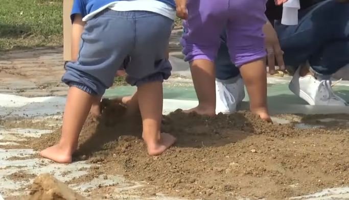 Il giardino sensoriale, i bambini a piedi nudi | Giunti Scuola Il giardino sensoriale, i bambini a piedi nudi | Giunti Scuola