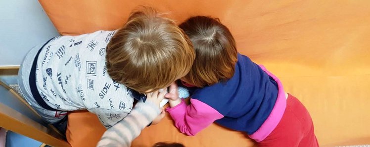 Il nostro sguardo “scende” sui bambini | Giunti Scuola Il nostro sguardo “scende” sui bambini | Giunti Scuola
