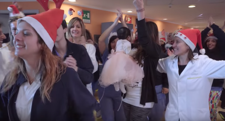 Il sorriso che cura: flashmob all'ospedale pediatrico Meyer | Giunti Scuola Il sorriso che cura: flashmob all'ospedale pediatrico Meyer | Giunti Scuola
