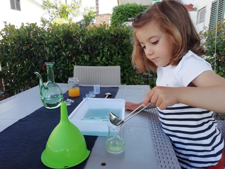 Imparare e divertirsi con i travasi: al nido e a casa, un gioco con mille varianti | Giunti Scuola Imparare e divertirsi con i travasi: al nido e a casa, un gioco con mille varianti | Giunti Scuola
