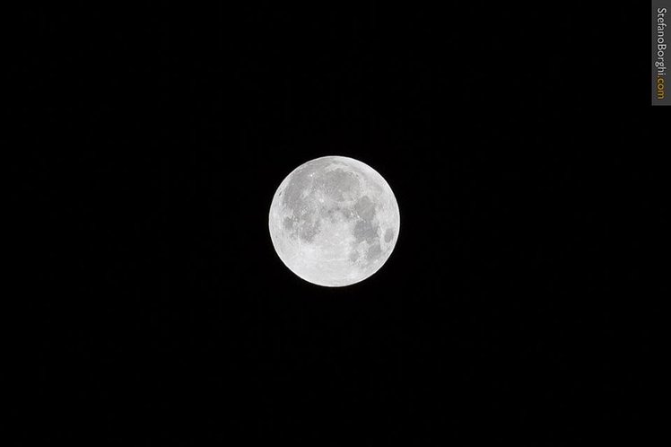 La luna rossa a Parigi | Giunti Scuola La luna rossa a Parigi | Giunti Scuola