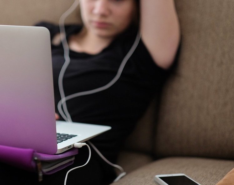 La timidezza e la sindrome da webcam spenta: il teatro può aiutare | Giunti Scuola La timidezza e la sindrome da webcam spenta: il teatro può aiutare | Giunti Scuola