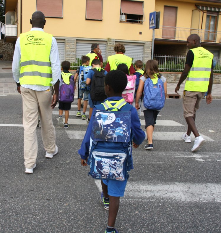 Migranti e nonni a fianco dei più piccoli | Giunti Scuola Migranti e nonni a fianco dei più piccoli | Giunti Scuola