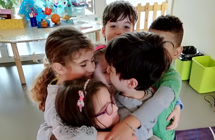 Natale 2018: apriamoci all’abbraccio più grande | Giunti Scuola Natale 2018: apriamoci all’abbraccio più grande | Giunti Scuola
