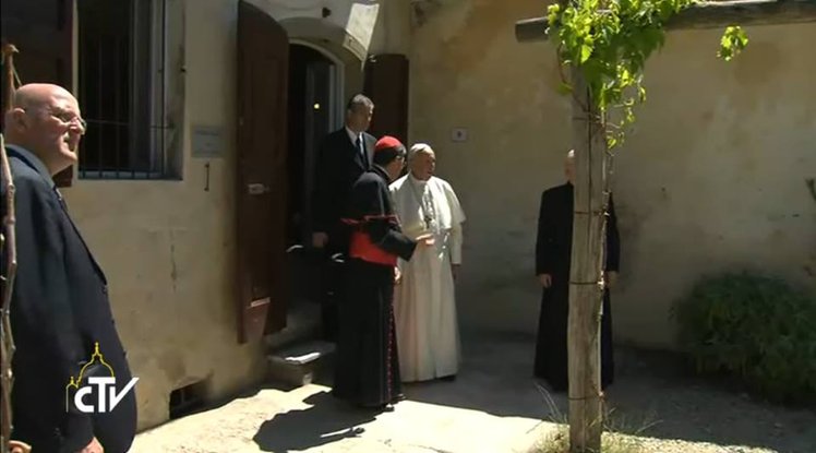 Papa Francesco a Barbiana sulla tomba di Don Milani | Giunti Scuola