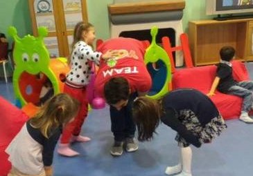 Piccole mani che piantano semi | Giunti Scuola Piccole mani che piantano semi | Giunti Scuola