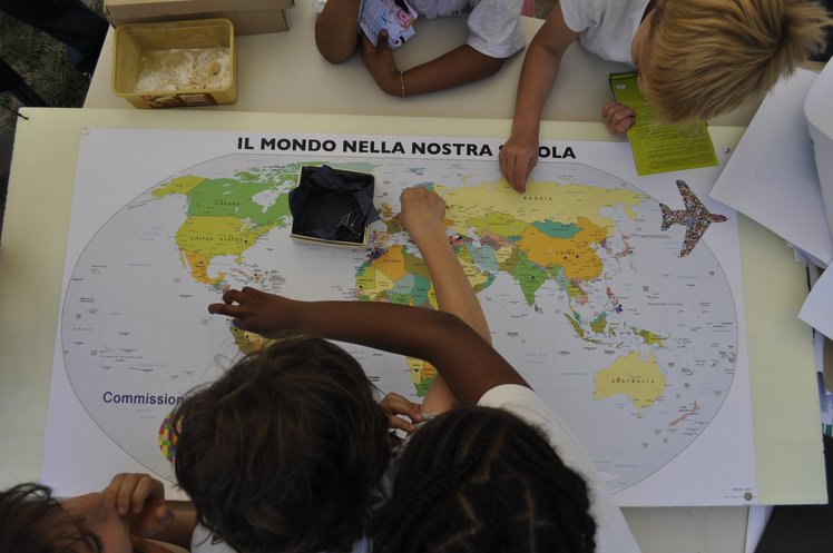 Ragazze e ragazzi in Italia da soli: una nuova sfida per la scuola | Giunti Scuola