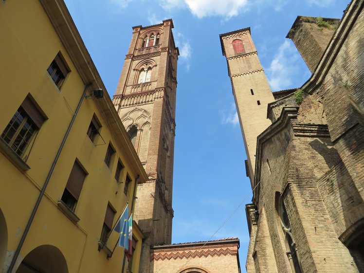 Scoprire le biblioteche di Bologna: organizzato un trekking urbano | Giunti Scuola