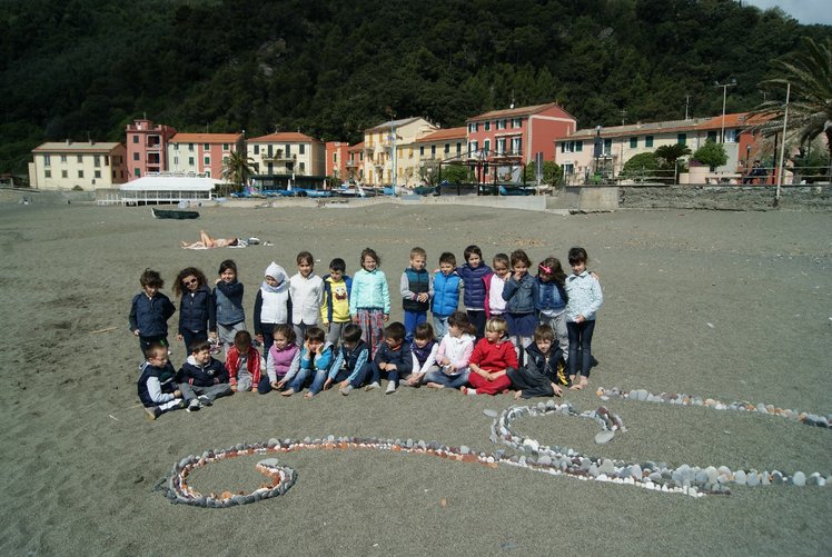 Sestri Levante (GE) - Arte ambientale in spiaggia | Giunti Scuola Sestri Levante (GE) - Arte ambientale in spiaggia | Giunti Scuola