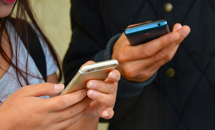 Smartphone ai figli: come e quando? | Giunti Scuola Smartphone ai figli: come e quando? | Giunti Scuola