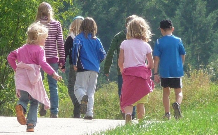 Toccare, ascoltare, gustare. Insegnare e imparare in un’aula senza pareti | Giunti Scuola