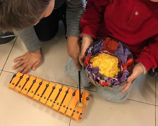 Una canzone al mese: adulti e bambini condividono momenti musicali | Giunti Scuola