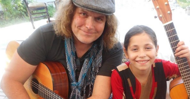 Una scuola di chitarra a Kabul | Giunti Scuola Una scuola di chitarra a Kabul | Giunti Scuola