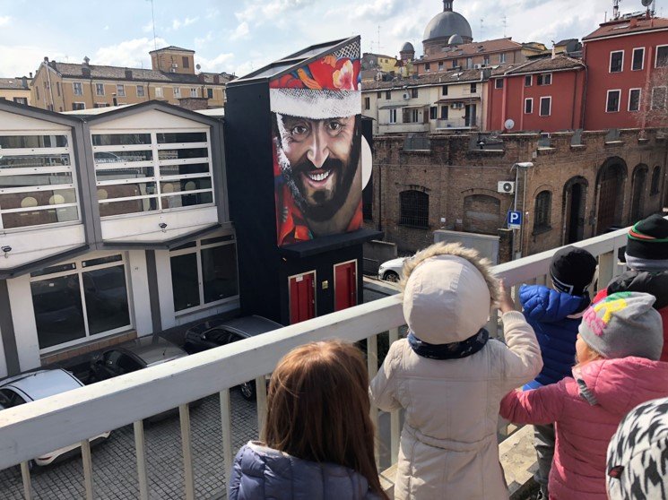 Usciamo dalla scuola: David guida i compagni alla scoperta della città | Giunti Scuola